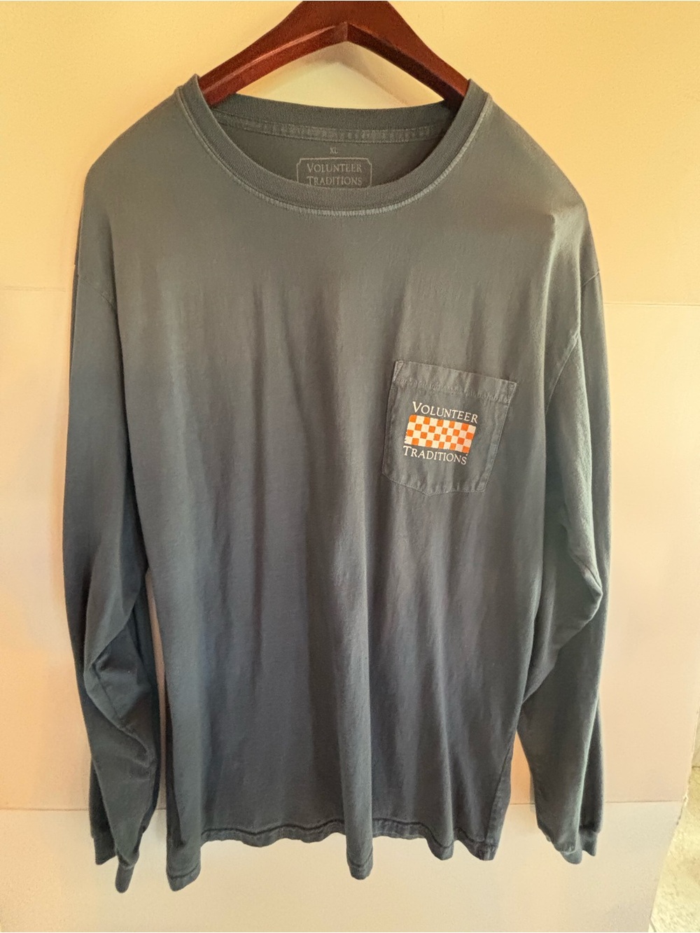 Volunteer Traditions Gray Long Sleeve Pocket T-Shirt Men's Size XL